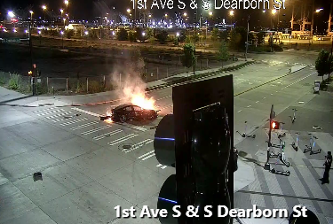 1番街S＆S Dearborn St.の燃えている車は、代替ルートを使用し、エリアを避けてください。
