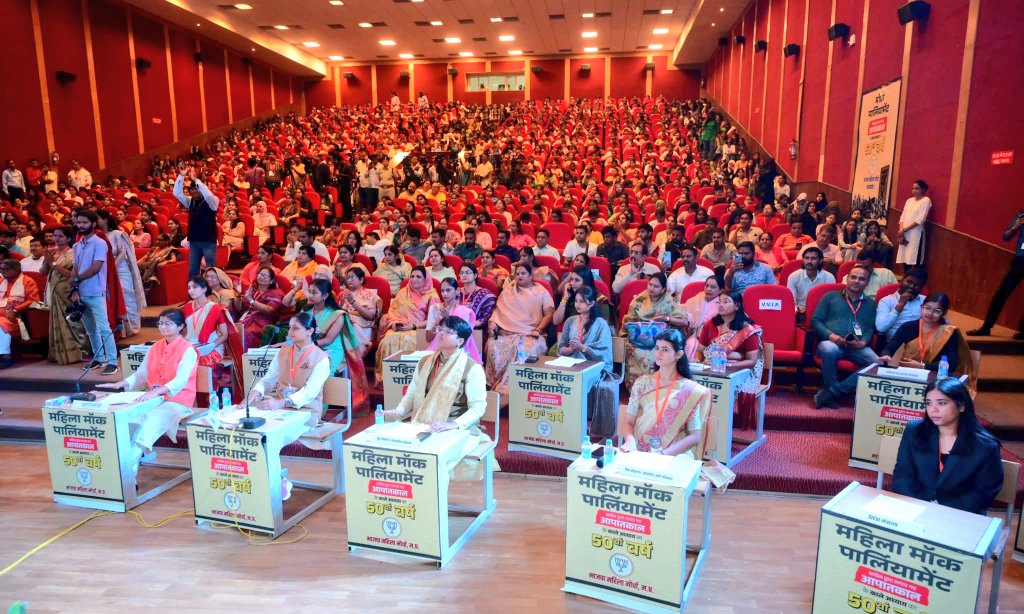 हितानंद Hitanand (@hitanandsharma) on Twitter photo आपातकाल के काले अध्याय के 50 वर्ष पूर्ण होने के उपलक्ष्य में भोपाल स्थित पीपुल्स ऑडिटोरियम में भारतीय जनता पार्टी महिला मोर्चा द्वारा आयोजित ‘मॉक पार्लियामेंट’ में आदरणीय मुख्यमंत्री <a href="/DrMohanYadav51/">Dr Mohan Yadav</a> जी एवं आदरणीय प्रदेश अध्यक्ष श्री <a href="/Hkhandelwal1964/">Hemant Khandelwal</a> जी के साथ सम्मिलित हुआ।
आज की आपातकाल के काले अध्याय के 50 वर्ष पूर्ण होने के उपलक्ष्य में भोपाल स्थित पीपुल्स ऑडिटोरियम में भारतीय जनता पार्टी महिला मोर्चा द्वारा आयोजित ‘मॉक पार्लियामेंट’ में आदरणीय मुख्यमंत्री <a href="/DrMohanYadav51/">Dr Mohan Yadav</a> जी एवं आदरणीय प्रदेश अध्यक्ष श्री <a href="/Hkhandelwal1964/">Hemant Khandelwal</a> जी के साथ सम्मिलित हुआ।
आज की