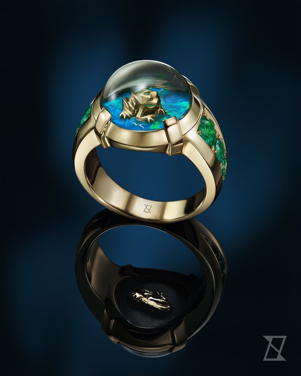 Jewellery_art's tweet image. White sapphire capsule signet ring with Australian opal and Zambian emerald in yellow gold #zielinskiart #signetring #luxuryjewelry #handmadejewelry #bespokejewellery