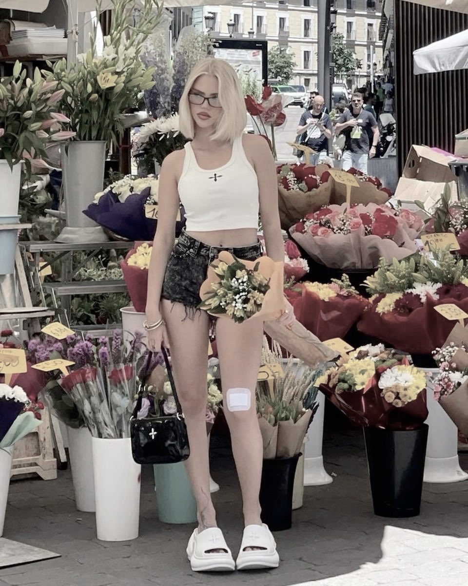 Çiçeklere bayıldığımdan olsa gerek,bu sabah yataktan çiçek istiyorum diye uyandım.Evde solmaya yaklaşmış çiçeklerimi temizledim ve çiçek almak için kendimi dışarıya attığımda kapımın önünde kurulmuş olan seyyar çiçekçiyi gördüğümde sevinç çığlıklarıma bu fotoğraflar eşlik etti.