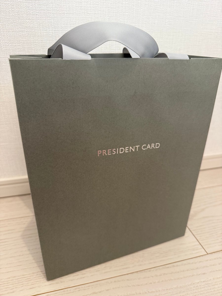 とんでもない社長専用カード。完全招待制のPRESIDENT CARD。とんでもなくデカい箱に入った、やたら高級感のあるメタルカードやで。JALマイルに無限に交換できる神カード。現時点ではワイだけが招待できるから、「カード」とコメントで申し込み方法を案内するで。最大7万ポイントプレゼント中やで。