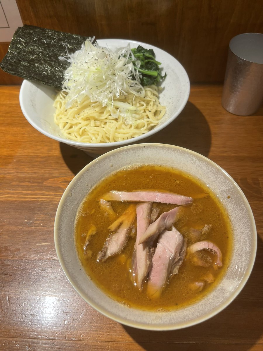 kmbk4628's tweet photo. 現場巡回で荻窪。つけ麺始まりました。25年モデルは辛めのつけ汁（賄辛ベース）、柑橘風味？のさっぱり麺、岩海苔、菠薐草、海苔の上に南方の塩。先ず塩で食べる。この夏の塩分補給はコレに決めました。今年のも総じて美味いです。24年モデル（写真2）も載せておきます。また伺います。#麺家龍 https://t.co/PzozBTL4sy