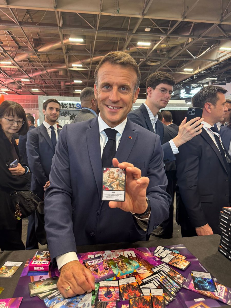 Un fan de longue date est venu nous voir au stand et a insisté pour obtenir notre carte exclusive Japan Expo, merci à lui ! 👍