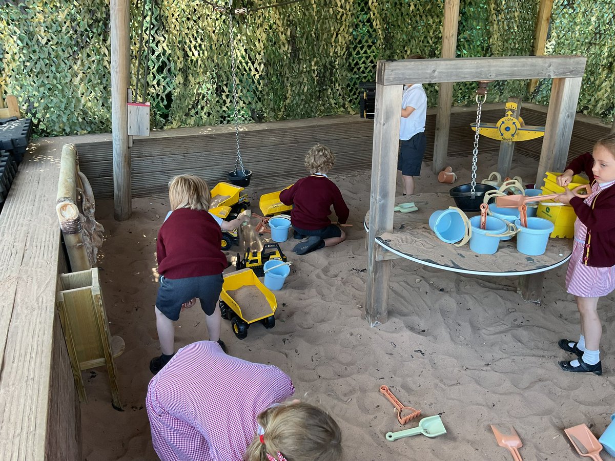 Exploring the Dinosaur area 🦕