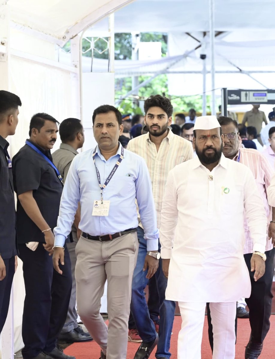 shankarmandekar's tweet photo. 📷 विधानभवन, मुंबई
पावसाळी अधिवेशन २०२५ | दिवस चौथा | विधानभवन
महाराष्ट्र राज्य विधिमंडळाच्या पावसाळी अधिवेशनासाठी विधानभवन येथे उपस्थित राहिलो.
@AjitPawarSpeaks  @mahancpspeaks 
#AjitDadaPawar #PawasaliAdhiveshan2025 #VikasachiVatchal #MaharashtraAssembly #ShankarbhauMandekar https://t.co/OVnYTXkmDv
