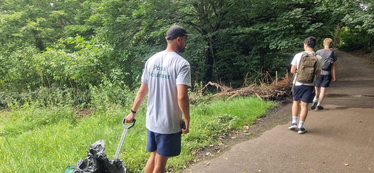 HigginsPartner's tweet image. 🌿 Our Social Value Team joined #Hackney Parks and local volunteers at Springfield Park to create habitats for insects, beetles, and hedgehogs, and clear invasive vine-weed.
#Volunteer sessions run every Friday - get involved here: bit.ly/3XUOqnp
#Biodiversity