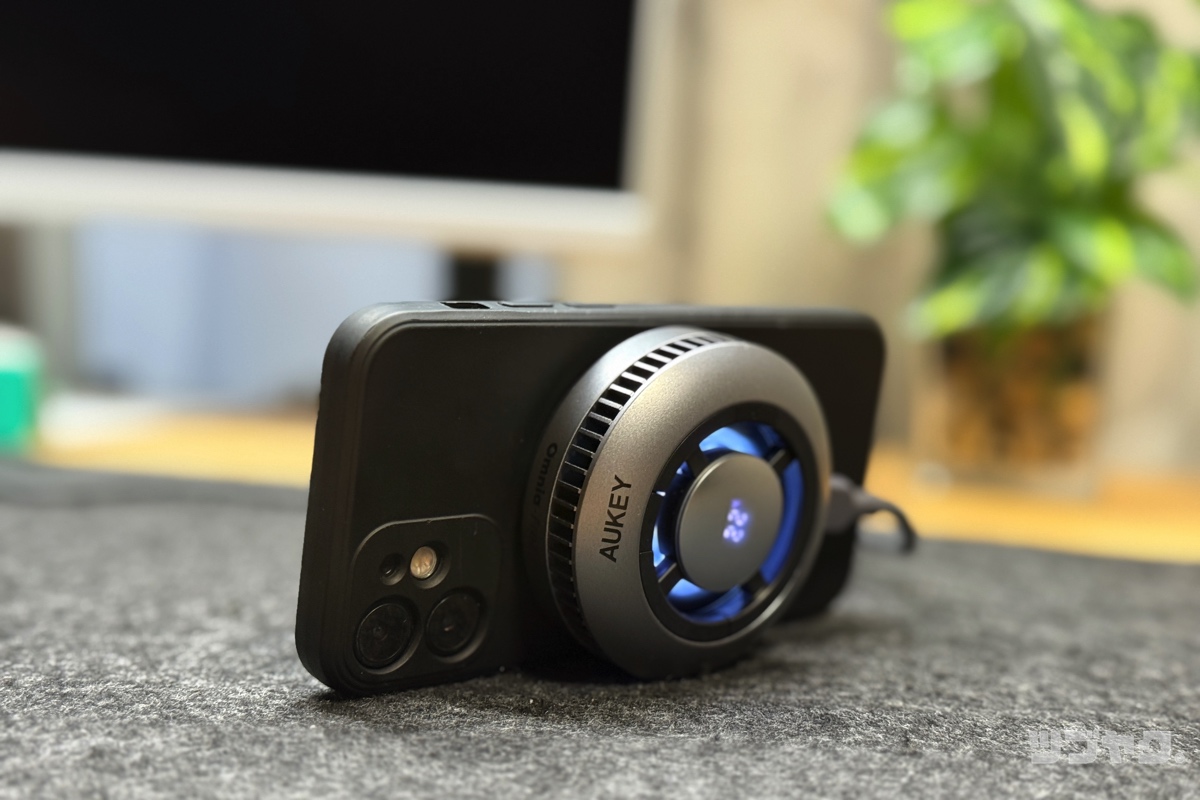 hidetoshitwitt's tweet photo. Makuakeでも話題になった冷却システム搭載のQi2ワイヤレス充電器「AUKEY MagFusion GameFrost」、一般販売も始まってるみたいですね🎐

この夏を戦い抜くスマートフォンのためにチェックしてみるのも良いかもです＾＾

提供：@AUKEY_jp

レビュー記事
AUKEY MagFusion GameFrostをレビュー
https://t.co/fSQ2P7M2t9 #PR

✅ダブル冷却機能でクールに充電
✅15W急速充電に対応
✅強力磁力のMagSafe対応！
✅温度表示で熱暴走を事前に防止
✅クールなデザイン＆ギミック