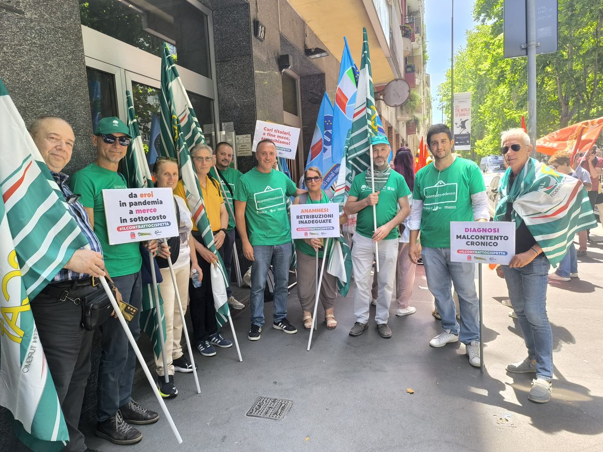 FisascatCisl75's tweet photo. 🟢 #FarmaciePrivate In Lombardia il presidio del 27 giugno, organizzato a livello regionale, ha ribadito che il rinnovo del #Contratto nazionale dovrà migliorare sensibilmente il quadro normativo dei diritti, valorizzare le professionalità, garantire condizioni di lavoro dignitose e riconoscere un aumento economico dignitoso a tutte le lavoratrici e i lavoratori.

⚠️ La proposta di incremento salariale dell’associazione datoriale di soli 120€ per un triennio di vigenza contrattuale non solo è insufficiente, ma inadeguata a dare risposte proporzionate alle necessità della categoria, alimentando la fuga dalla professione.

📸 Le immagini dal sit-in promosso sotto la sede di #Federfarma Lombardia. I sindacati hanno richiesto all’associazione datoriale di assumersi le proprie responsibilità e di tornare al tavolo delle trattative con proposte concrete e rispettose della dignità del lavoro per chi quotidianamente garantisce cure, prevenzione e prossimità.

#IlContrattoCiSpetta
