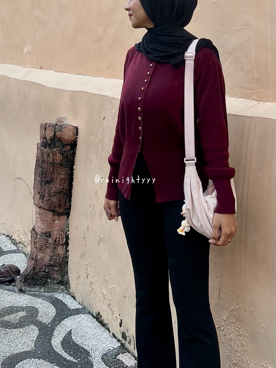 rainightyyy's tweet photo. marood cardi❤️

https://t.co/ki767HrJw1 
Cakep bgtt cuttingan dan looksnya bikin keliatan mewah, bahannya ga yg gatel or gampang berbulu klo udah dicuci. Klo mau casual bisa dipakein jeans/flare pants kyk aku, or klo mau aga luxury bisa dipakein satin skirt. BTW under 100k😍😍 https://t.co/VS5Dl5KSFS