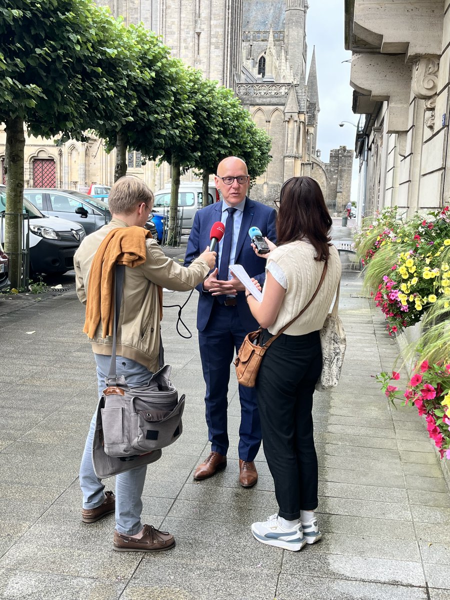 Prefecture50's tweet photo. #Coutances🎥 La vidéoprotection renforce la #SécuritéDuQuotidien : 14 caméras déployées en centre-ville pour prévenir le terrorisme, lutter contre les incivilités et aider les enquêtes.
👉 Un projet soutenu à 60 % par l’État via la #DETR.
#PADRSQ #Sécurité #Manche https://t.co/MbjAquFi9q
