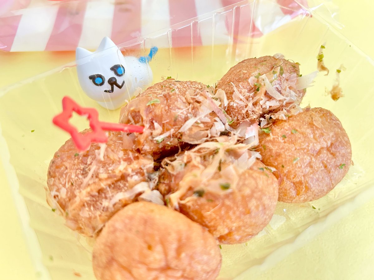 doorfumi2018's tweet image. 【食べたぜ】セブンのパン売り場で見つけた「たこ焼きみたいなもっちりボール」だぜ。
ダシが練り込まれたもちもち生地に、マヨネーズ入りのソース・鰹節・あおさがかかってるぜ。たこが入ってないこと以外、見た目も味もほぼたこ焼き。これはイケるぜ。
#オヤツハント