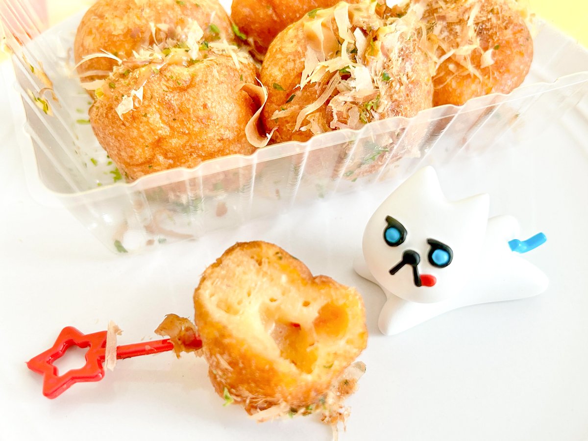 doorfumi2018's tweet image. 【食べたぜ】セブンのパン売り場で見つけた「たこ焼きみたいなもっちりボール」だぜ。
ダシが練り込まれたもちもち生地に、マヨネーズ入りのソース・鰹節・あおさがかかってるぜ。たこが入ってないこと以外、見た目も味もほぼたこ焼き。これはイケるぜ。
#オヤツハント