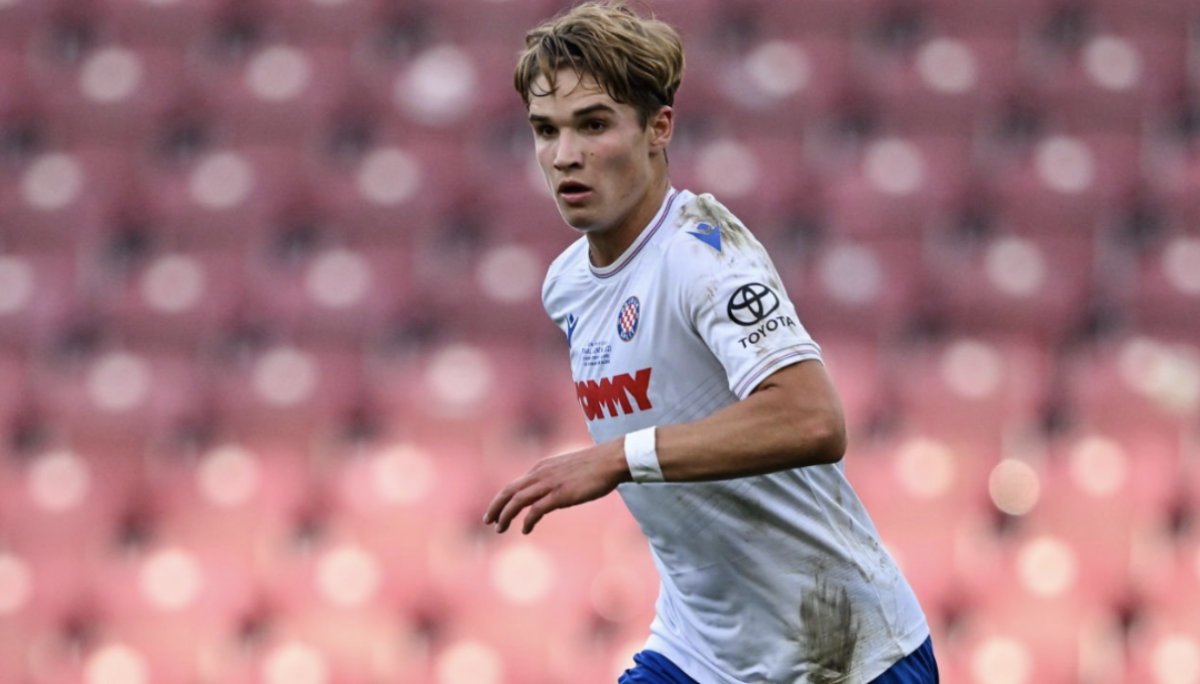 Rokas Pukstas

Litvanya asıllı ABD'li orta saha Hajduk Split takımının formasını terletiyor bitmeyen bir enerjisi,inanılmaz saha görüşü ve yüksek fiziksel kabiliyeti var gelişime açık bir profil ve henüz daha 20 yaşında.