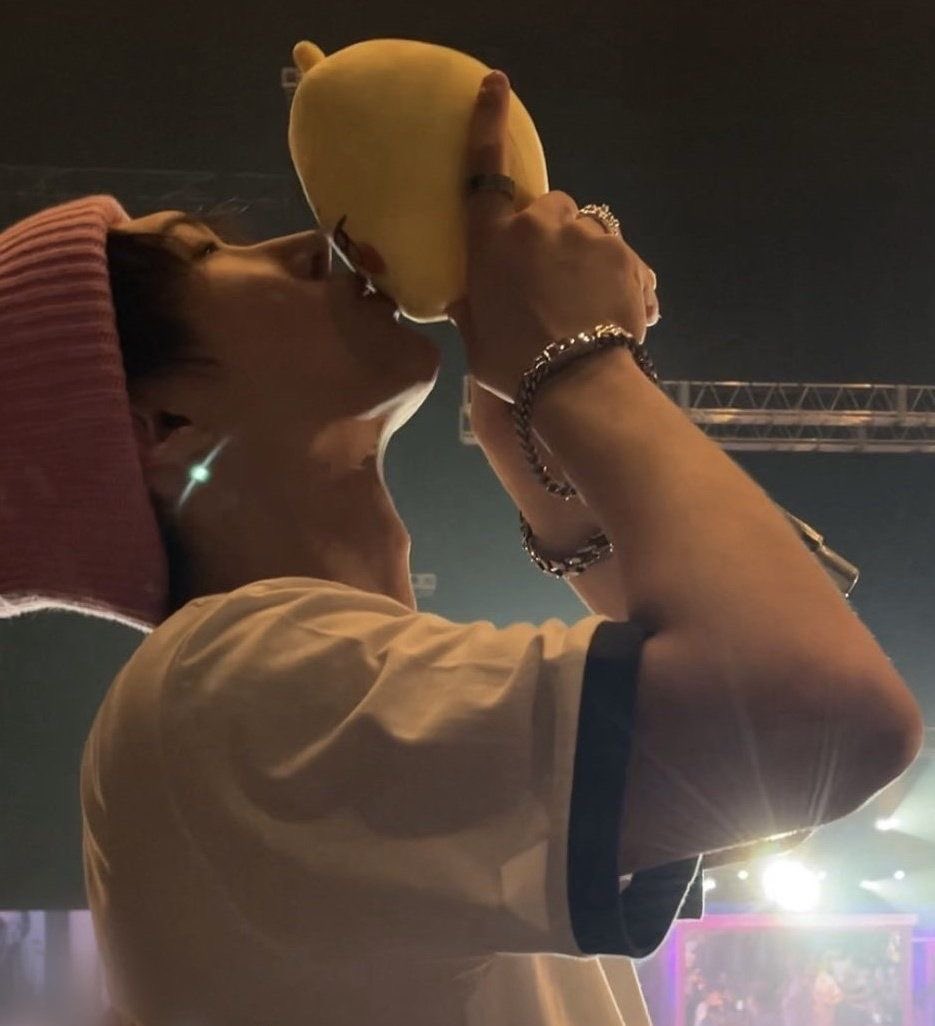 i truly love it when mingi plants a little kiss on his son bbyongming's lips. I really do. In fact it might just be one of my favourite things to witness in this entire world 🐥💛