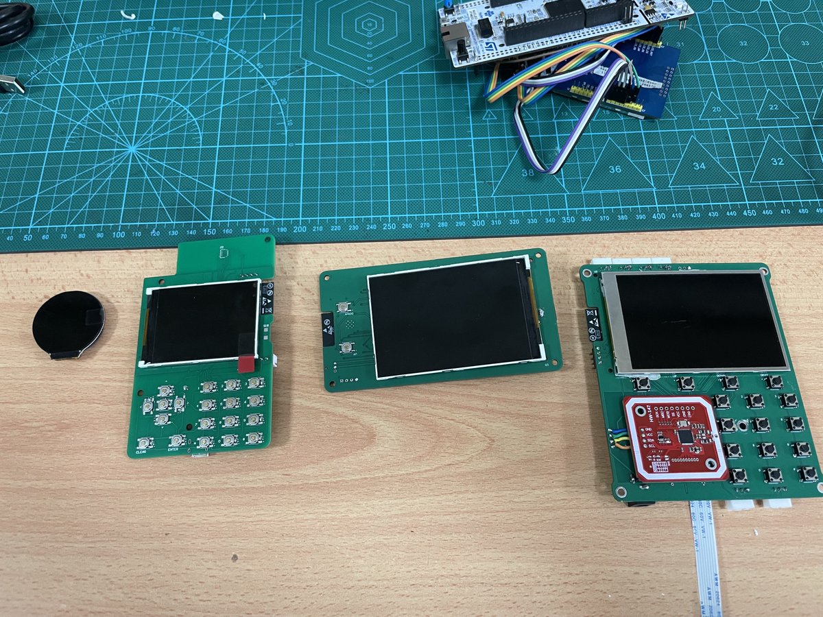 VkBoit's tweet image. At Veno Autobotics we work with different screens for different applications. From round to different resolution rectangular ones. These can also be the same resolution but different drivers or display technology. 🧵1/3