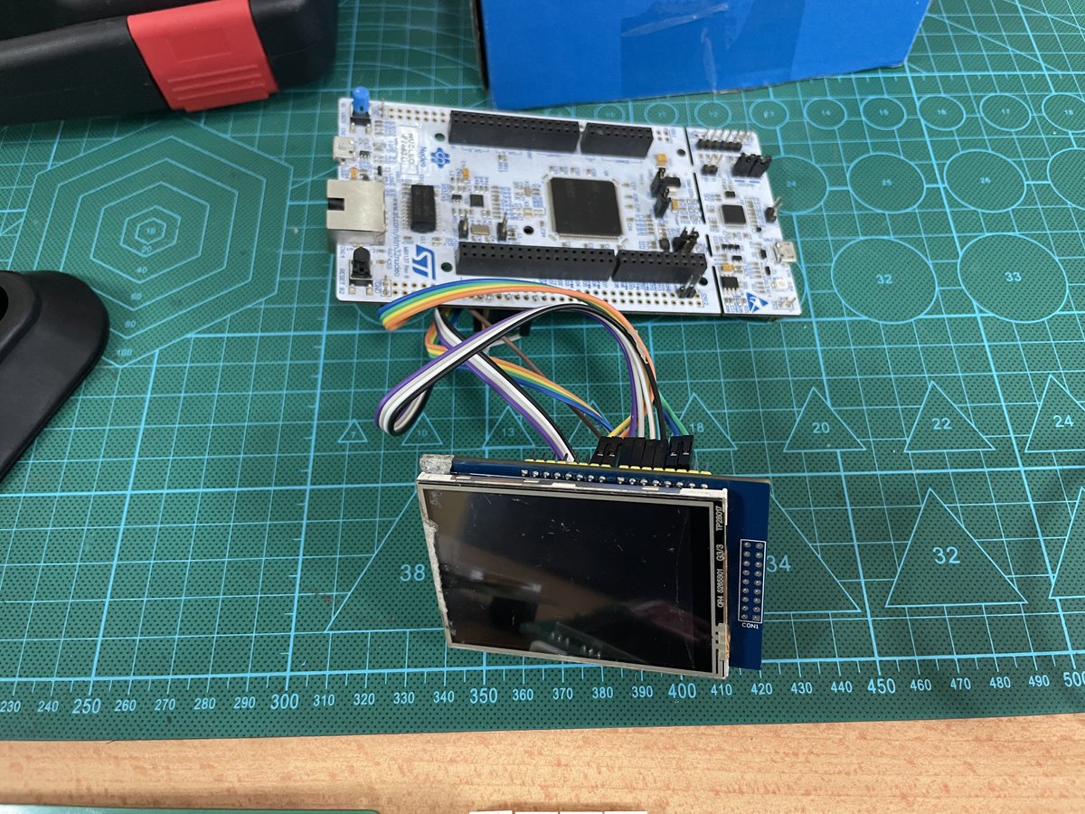 VkBoit's tweet image. At Veno Autobotics we work with different screens for different applications. From round to different resolution rectangular ones. These can also be the same resolution but different drivers or display technology. 🧵1/3