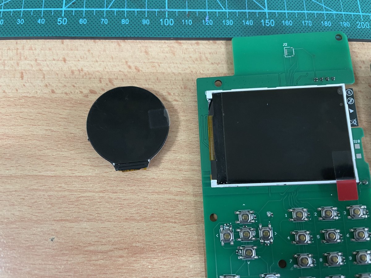 VkBoit's tweet image. At Veno Autobotics we work with different screens for different applications. From round to different resolution rectangular ones. These can also be the same resolution but different drivers or display technology. 🧵1/3