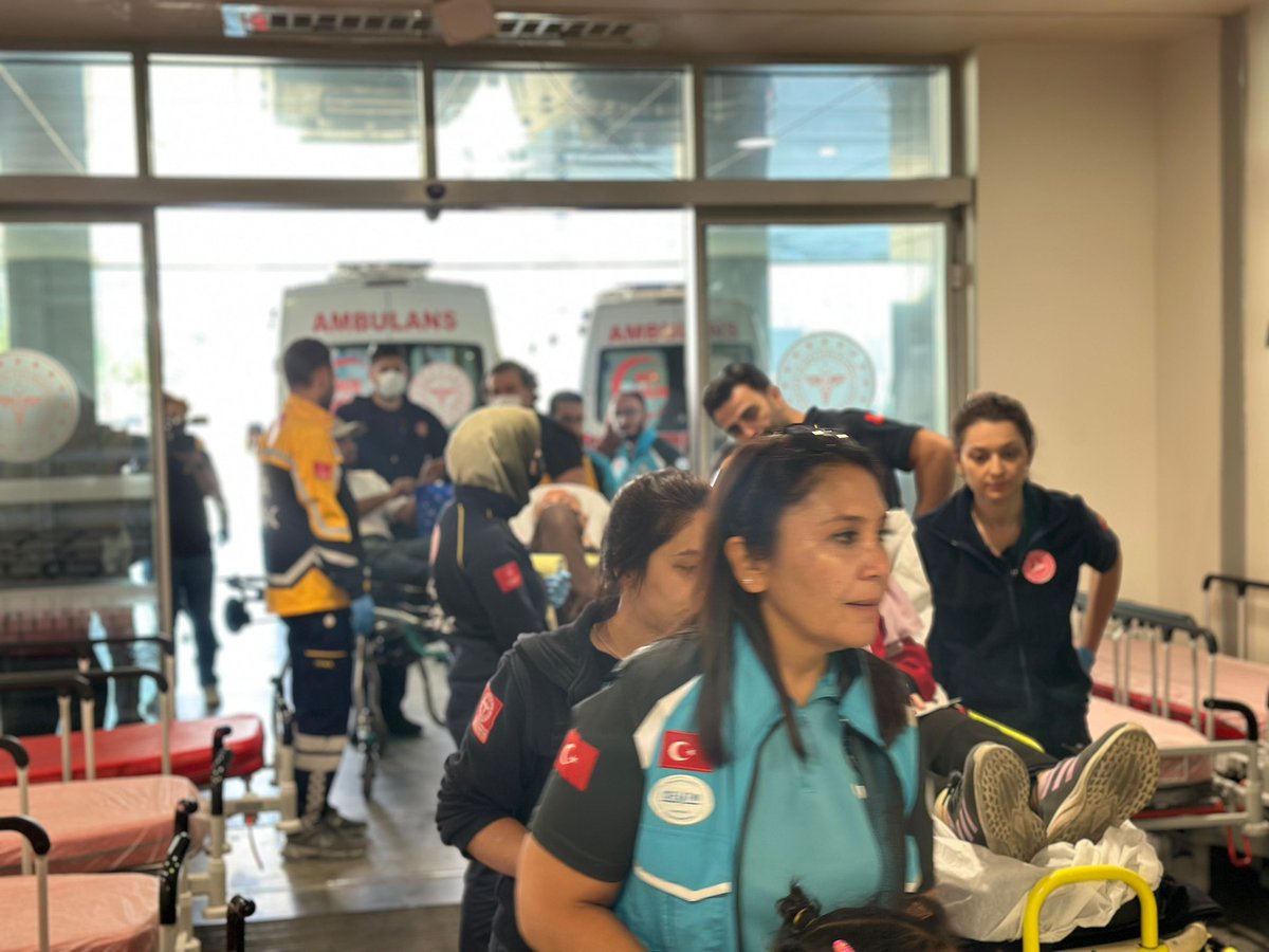 Türkiye, insanlığın vicdanıdır. 

İsrail’in insanlık dışı saldırıları sonucu Gazze’de sağlık hizmetine erişemeyen 4 Gazzeli kardeşimiz Türkiye’ye getirildi. 

Ankara Etlik Şehir Hastanemize sevk edilerek tedavi altına alınan hastaların durumu yakından takip ediliyor. 

“İnsan,