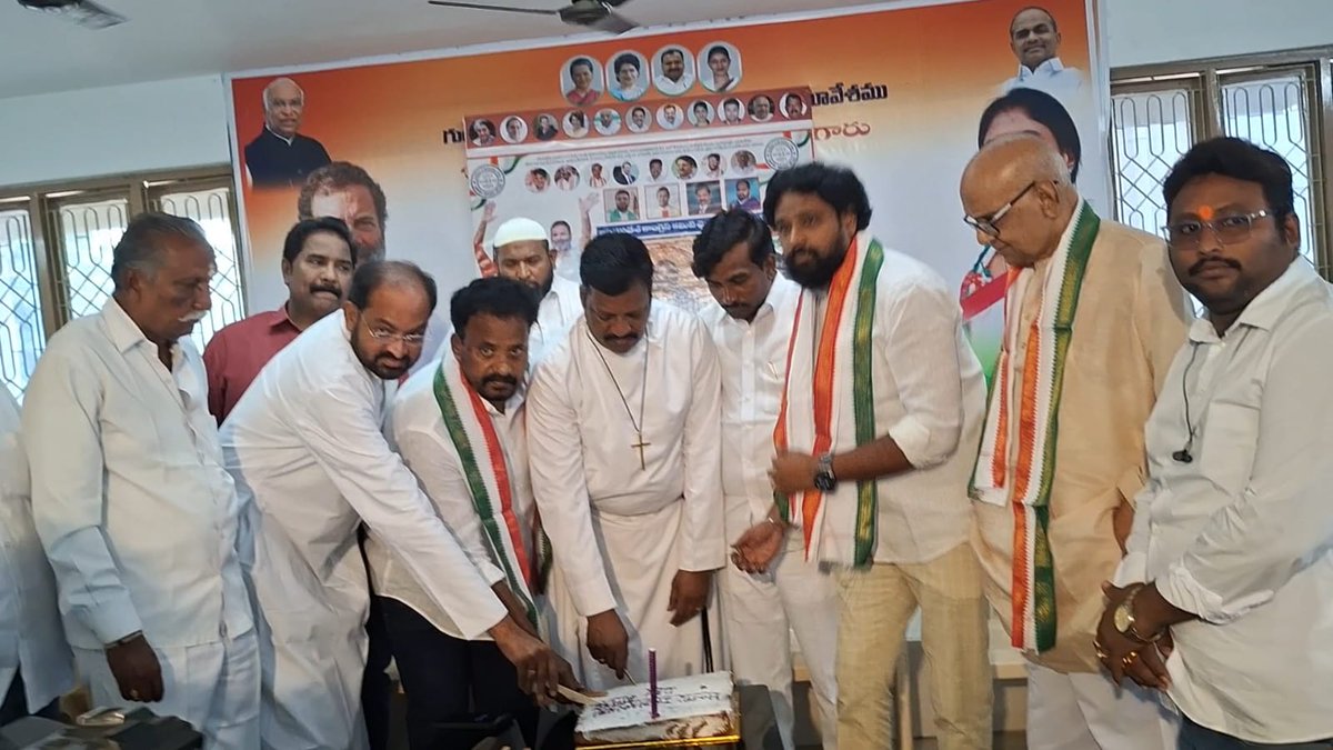 MastanValiINC's tweet photo. ఇండియన్ క్రిస్టియన్ డే సందర్భాన్ని పార్టీ నాయకులు పాస్టర్లతో కలిసి కేక్ కట్ చేస్తూ,
ప్రేమ, విశ్వాసం, శాంతి సూత్రాలతో సమాజాన్ని ముందుకు నడిపించడానికి ప్రతి ఒక్కరూ కలిసికట్టుగా పనిచేయాలని తెలియజేస్తున్న సందర్భం
#IndianChristianDay
#UnityInDiversity
#PeaceAndHarmony
#CongressForAll
#ChristianCommunity
#LoveAndFaith