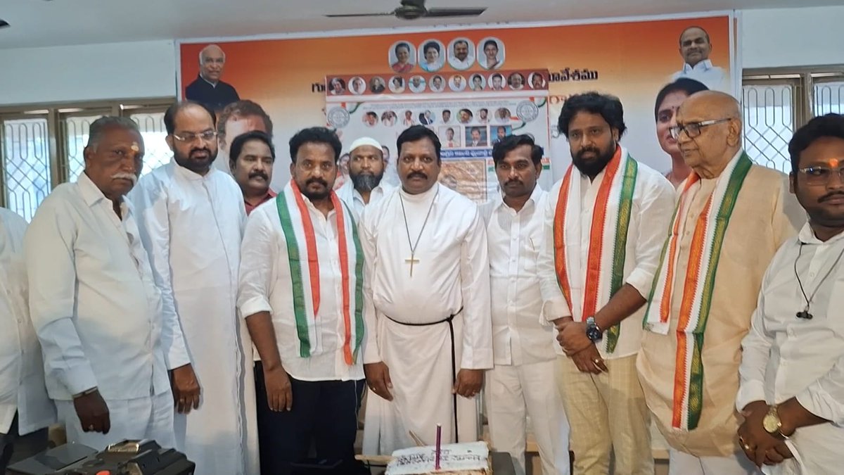 MastanValiINC's tweet photo. ఇండియన్ క్రిస్టియన్ డే సందర్భాన్ని పార్టీ నాయకులు పాస్టర్లతో కలిసి కేక్ కట్ చేస్తూ,
ప్రేమ, విశ్వాసం, శాంతి సూత్రాలతో సమాజాన్ని ముందుకు నడిపించడానికి ప్రతి ఒక్కరూ కలిసికట్టుగా పనిచేయాలని తెలియజేస్తున్న సందర్భం
#IndianChristianDay
#UnityInDiversity
#PeaceAndHarmony
#CongressForAll
#ChristianCommunity
#LoveAndFaith