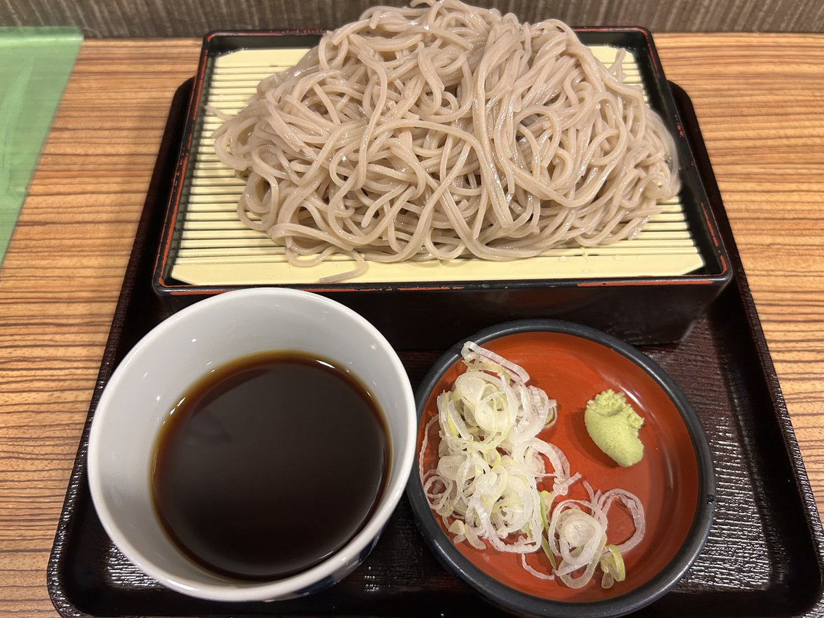 遅めのお昼は暑いので立ち喰いそば処はまなすのもりそば頂きました〜

おそば道中記