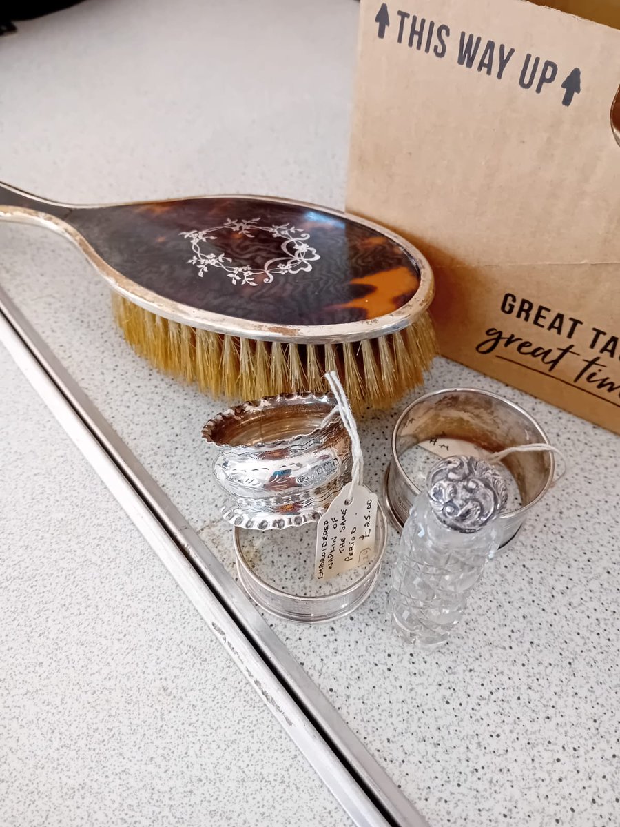 ✨ We had lots of items come through the door at yesterday’s valuation event at St Nicholas' Church Hall in Henley-in-Arden, including these standout pieces:

Beautiful gold jewellery estimated at £150-£200 and a stunning collection of Victorian jewellery and cufflinks valued