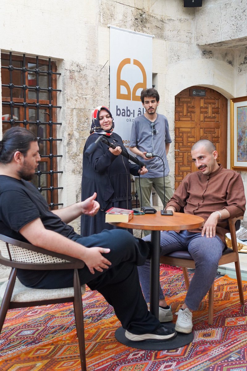 Babı Âli Akademi’de Abdulhamit Güler ile Film Atölyesinde üç gün boyunca sinemanın derinliklerine birlikte yol aldık. Hikâyeleri, kamerayı ve yönetmenliği konuştuk. Katılan herkese teşekkür ederiz.

#babıaliakademi #sanat #tasarım #kültür #mimarlık #sinema #yenidunyavakfi