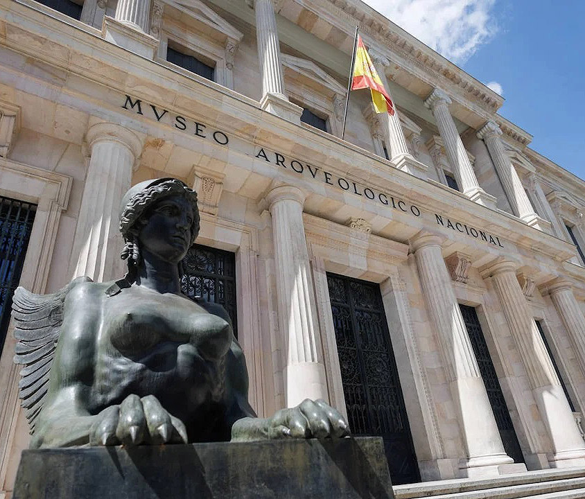 ¿Que ocurre con los museos estatales en España?
Ultimas noticias: El Museo de America cierra toda su segunda planta y el Arqueólogico Nacional cierra todo el museo excepto Prehistoria y las salas de exposiciones. En ambos casos por falta de personal. Así seguimos?