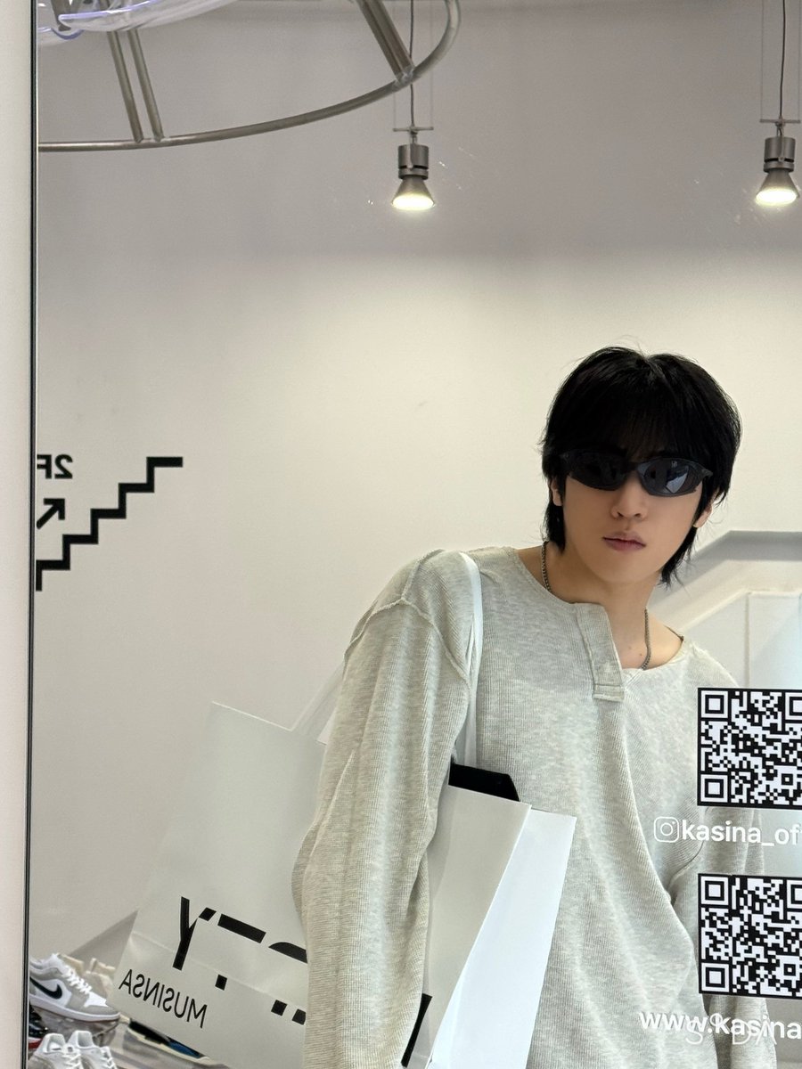 Kayak mau one look give em whiplash