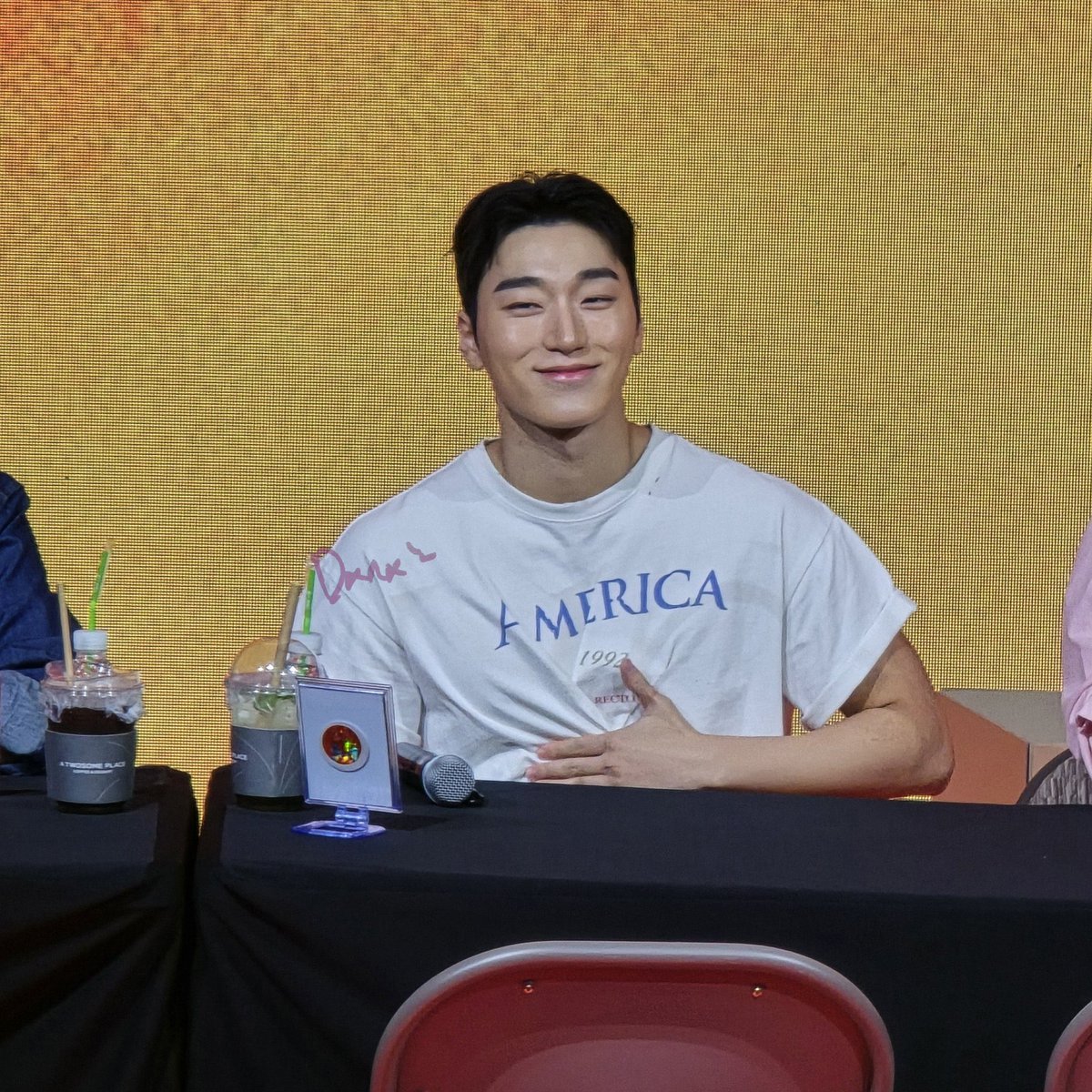 heartinsani's tweet photo. sani chestnut spotted at fansign today https://t.co/unhT5rlPEV