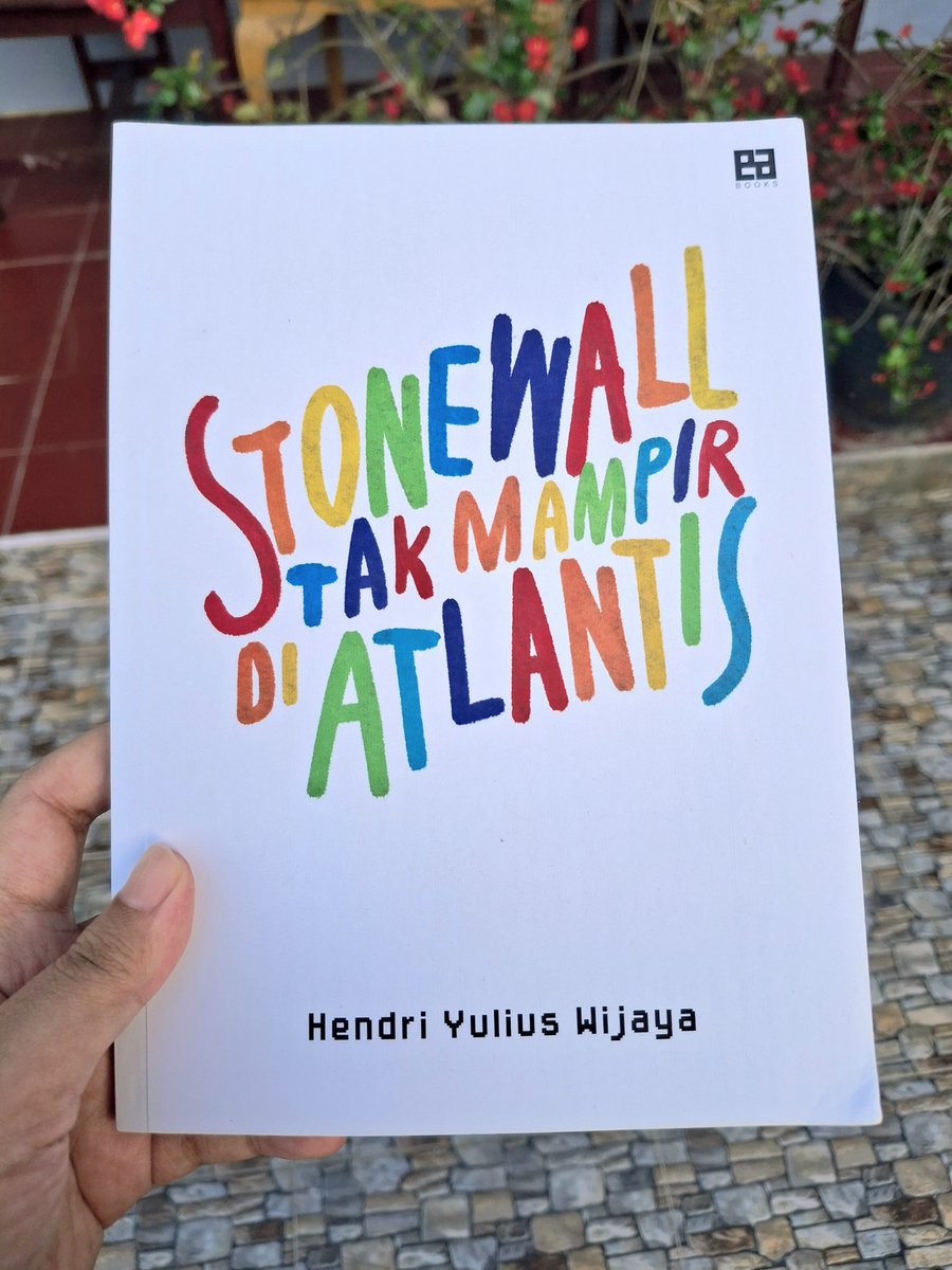 BlogTolkien's tweet image. Queering Sapardi Djoko Damono and clashing Desy Ratnasari with RuPaul are the last things I expected from this book, but honestly, work.
Listen to the Stonewall Jukebox playlist or the entire Kai Mata discography for full effect.