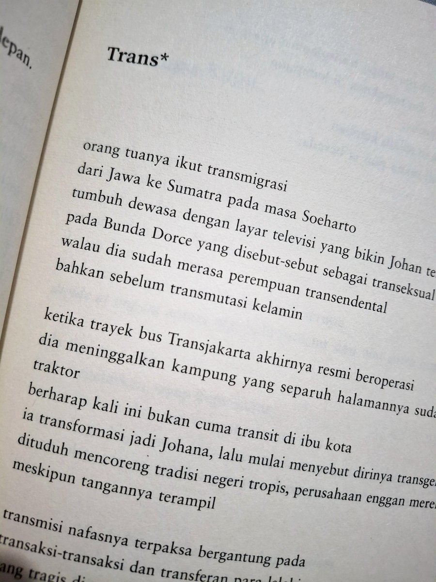 BlogTolkien's tweet image. Queering Sapardi Djoko Damono and clashing Desy Ratnasari with RuPaul are the last things I expected from this book, but honestly, work.
Listen to the Stonewall Jukebox playlist or the entire Kai Mata discography for full effect.