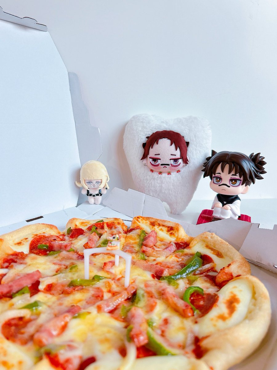 ayasyrupxx's tweet photo. この前ピザ食べた時の写真 https://t.co/bVu5WLVeUc