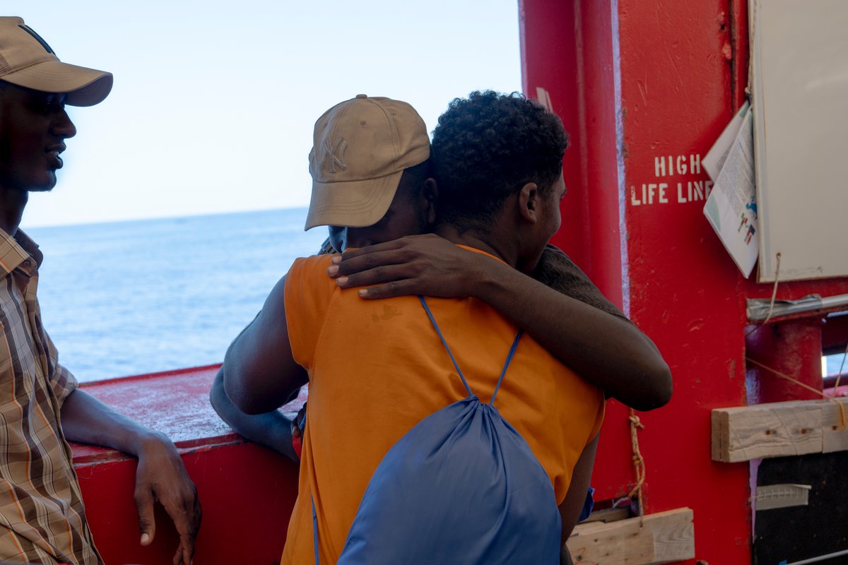 Nach der gestrigen Rettung von 37 Menschen (4 unbegleitete Minderjährige) in der libyschen SRR erholen sich die Überlebenden - sie malen, spielen oder ruhen sich aus. Es liegt noch eine lange Reise von 769 Seemeilen nach Ancona vor ihnen, aber die Stimmung ist hoffnungsvoll.