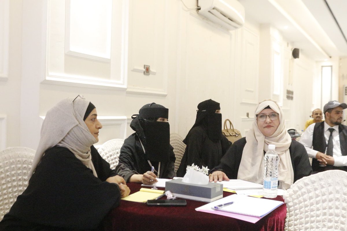 نقف اليوم أمام مفترق طرق.أساليب الأمن التقليدية لم تعد كافية لمواجهة التطرف العنيف في #اليمن. اصبحنا نحتاج إلى نهج جديد، يقوده المجتمع، وتكون النساء في قلبه .ولهذا، عقدت منظمة مبادرة السلام بالتعاون مع ايكان  على مدى يومان جلسات تشاورية لتوصيف الوضع و الوصول الى حلول اكثر شمولية.
