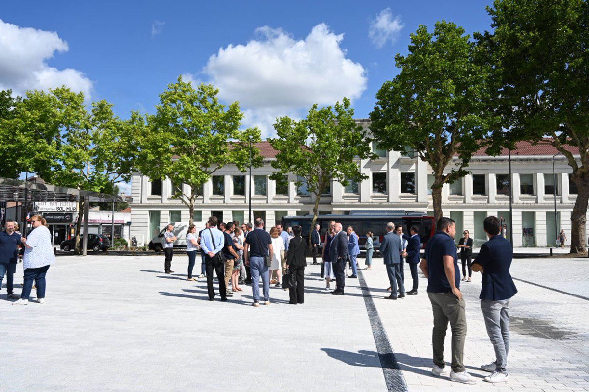DamienCastelain's tweet photo. 🌳 Avec @lepretre_seb, j’inaugure la requalification de la place des Fusillés et Déportés à @LaMadeleine_59. 
Un espace public paysager, central et vivant, soutenu par 4,5 M€ de la @MetropoleLille : marché modernisé, voirie, allée piétonne, parking végétalisé, station V’Lille. https://t.co/7N5m7OC0X6