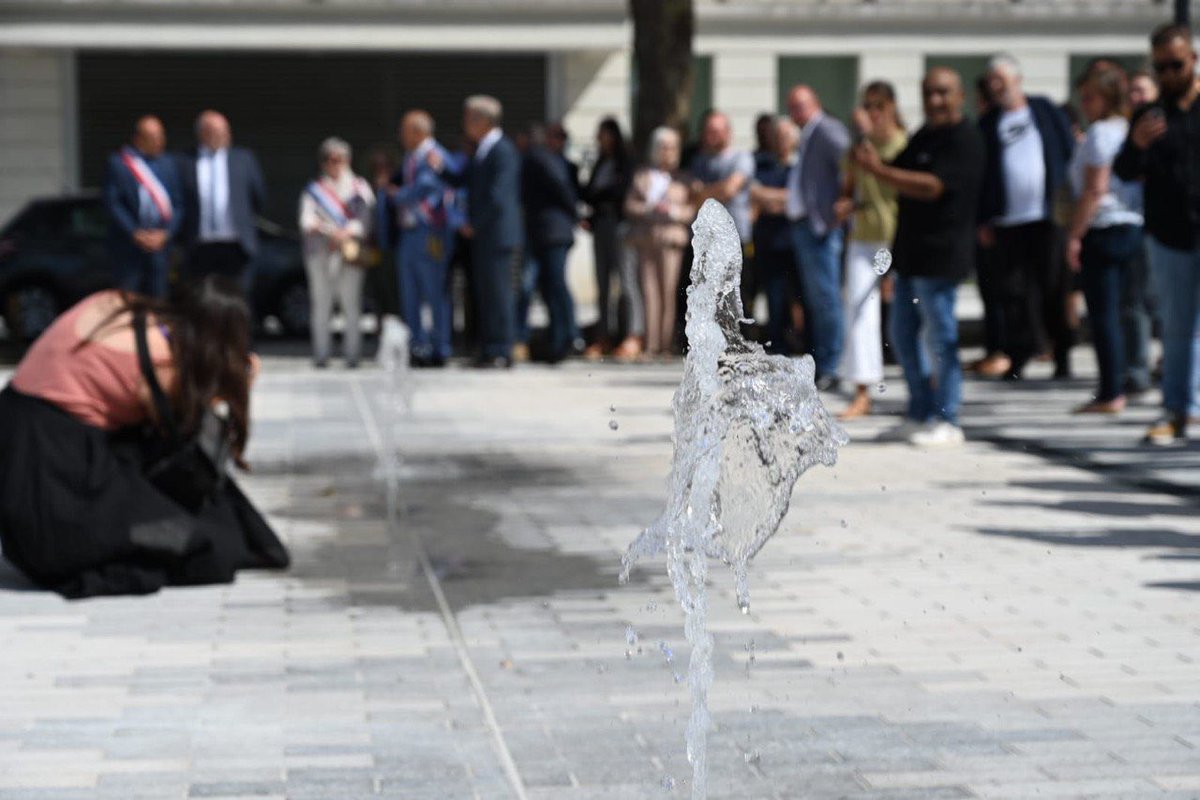 DamienCastelain's tweet photo. 🌳 Avec @lepretre_seb, j’inaugure la requalification de la place des Fusillés et Déportés à @LaMadeleine_59. 
Un espace public paysager, central et vivant, soutenu par 4,5 M€ de la @MetropoleLille : marché modernisé, voirie, allée piétonne, parking végétalisé, station V’Lille. https://t.co/7N5m7OC0X6
