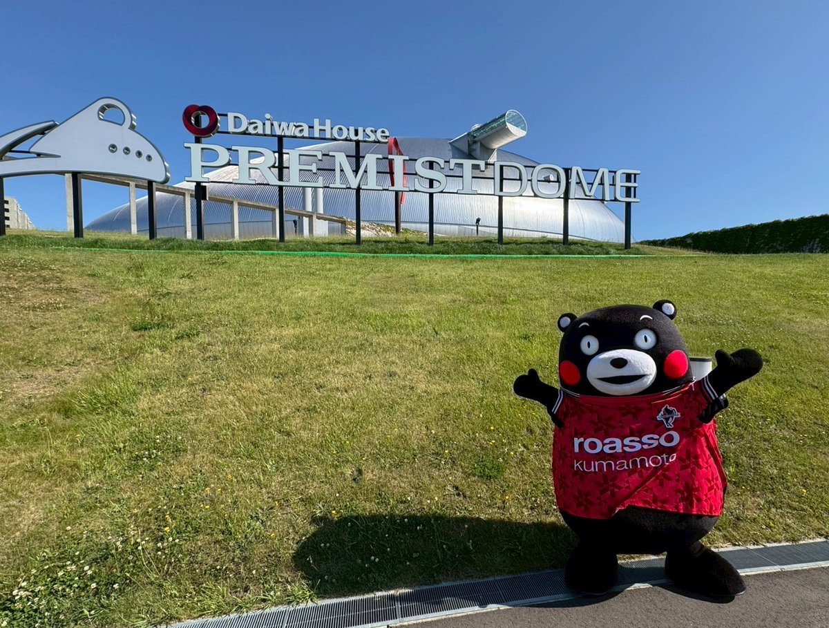 KumamonStaff's tweet image. 北海道へ出動した際のオフショットをお届けします!
スタジアムの色々な場所で撮影させていただきました☆
部長、ポーズ決まってますね!