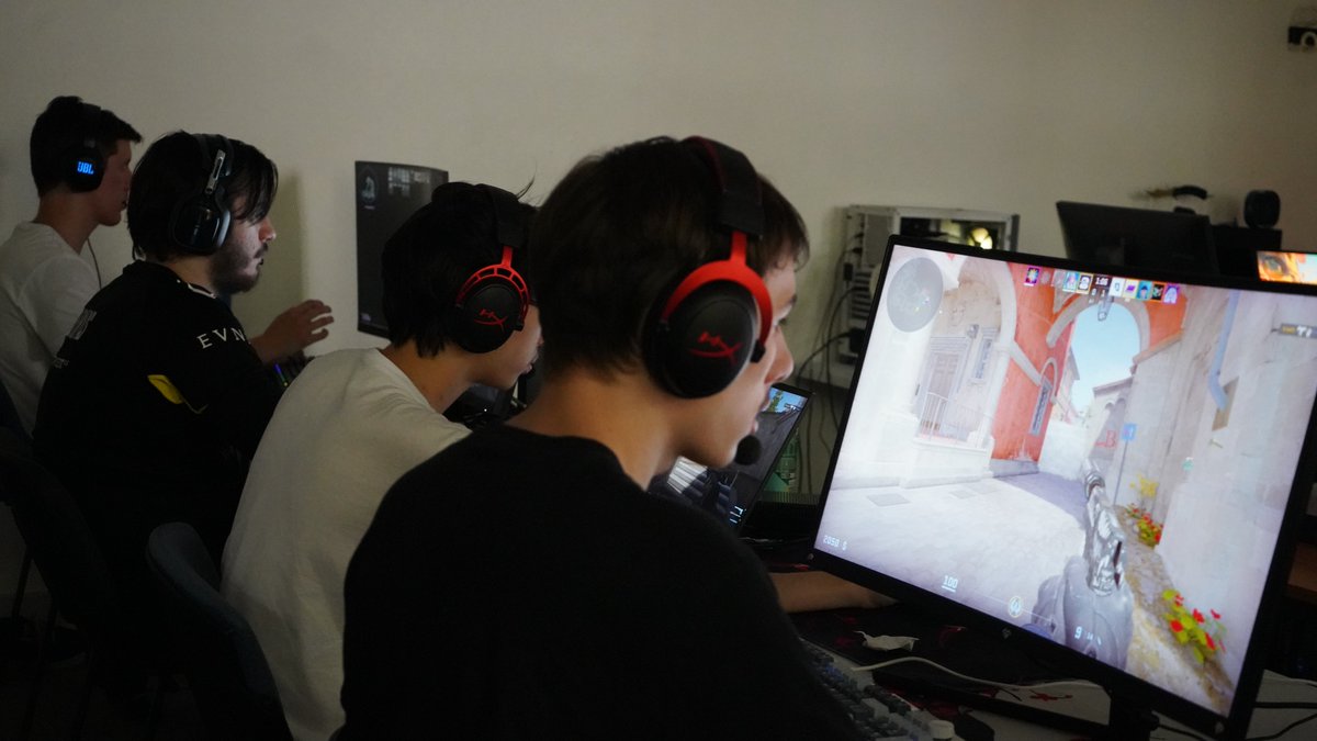 oregami45's tweet image. Retour sur l’Oregami LAN (21-22 juin) !

Merci aux joueurs pour ces 2 jours de pur tryhard mais aussi au staff et aux partenaires ! 

Grand bravo à Clear qui termine premier, ainsi qu'a POCEBLO et Dhala Esport qui complètent le podium !

Photos : @Mr_Banane8 

#LAN #CS2 #Oregami