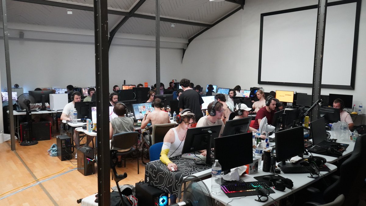 oregami45's tweet image. Retour sur l’Oregami LAN (21-22 juin) !

Merci aux joueurs pour ces 2 jours de pur tryhard mais aussi au staff et aux partenaires ! 

Grand bravo à Clear qui termine premier, ainsi qu'a POCEBLO et Dhala Esport qui complètent le podium !

Photos : @Mr_Banane8 

#LAN #CS2 #Oregami