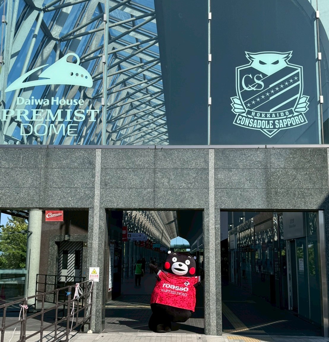 KumamonStaff's tweet image. 北海道へ出動した際のオフショットをお届けします!
スタジアムの色々な場所で撮影させていただきました☆
部長、ポーズ決まってますね!