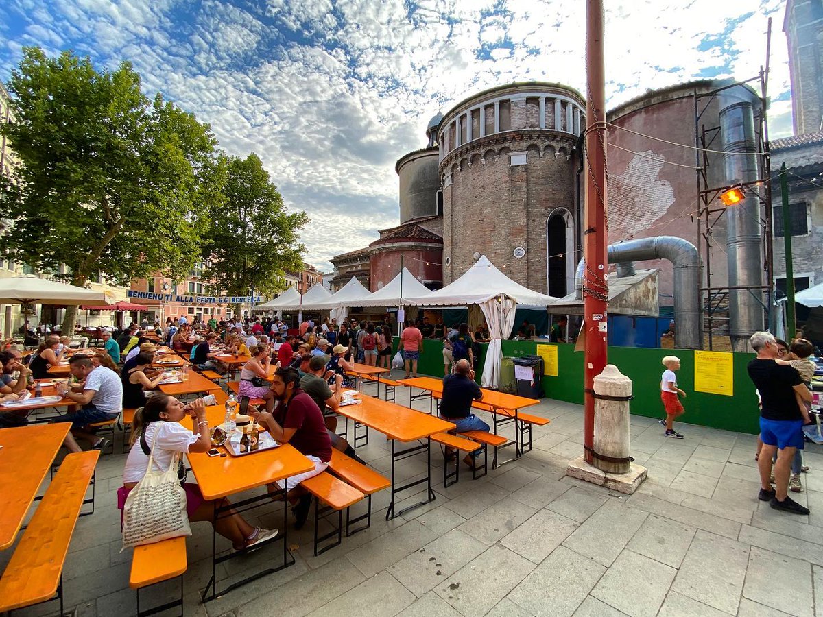 ✨ Le feste popolari di sestiere, a #Venezia, sono il momento più atteso dell'estate.

📍 Come la Sagra di San Giacomo, che torna quest’anno dal #17luglio al #26luglio in Campo San Giacomo dell’Orio, nel sestiere di Santa Croce.

#VeneziaSerenissima ❤️🦁
<a href="/DetourismVenice/">Detourism Venezia</a>