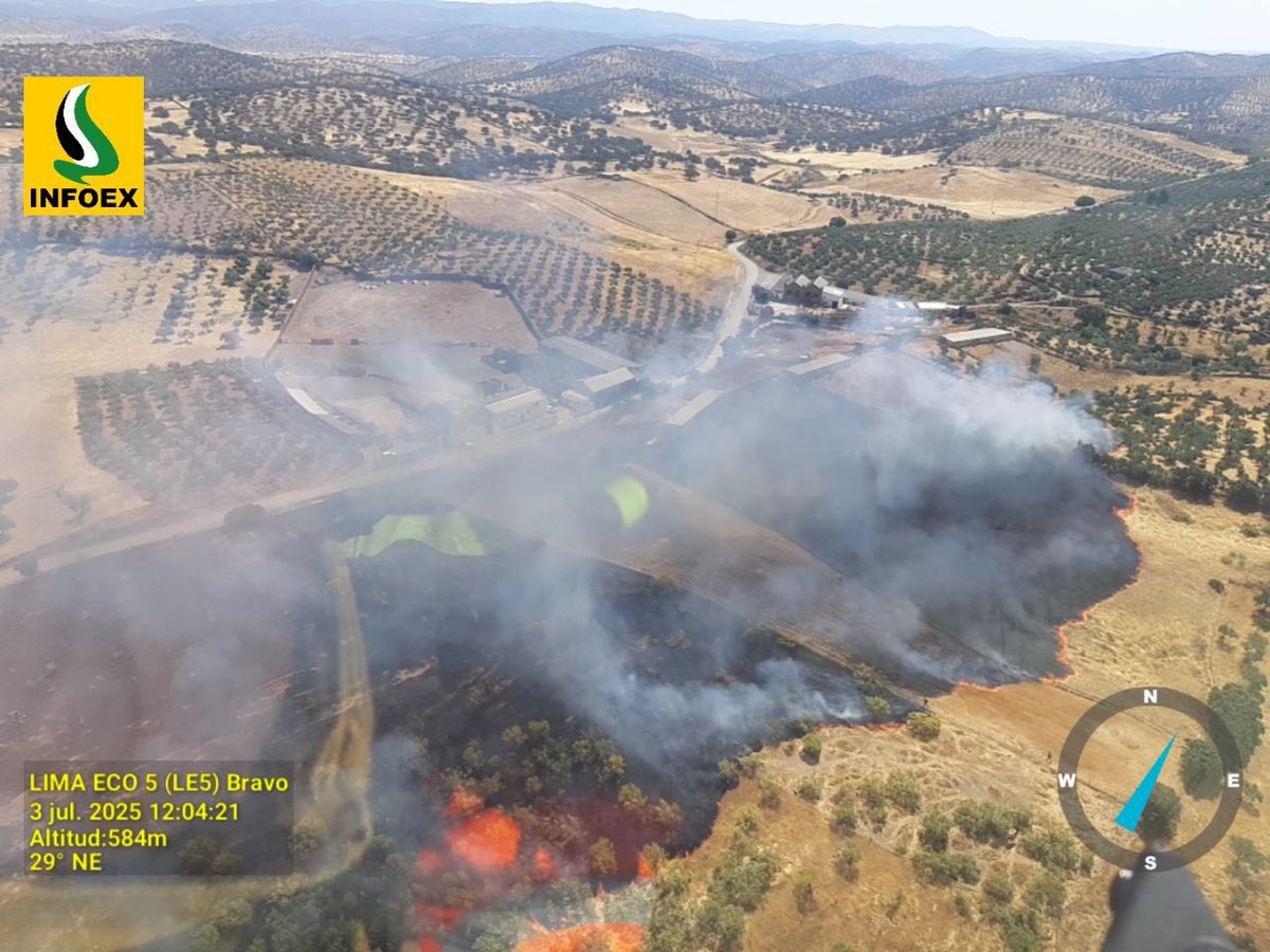 MundoRural_EXT's tweet photo. El @PLANINFOEX activa el nivel 1 en incendio forestal en Puebla del Maestre por afección a casco urbano. Intervienen 5 unidades de bomberos forestales, 4 medios aereos, 1 agente del medio natural y 1 técnico de extinción. https://t.co/QttVO7cZK2
