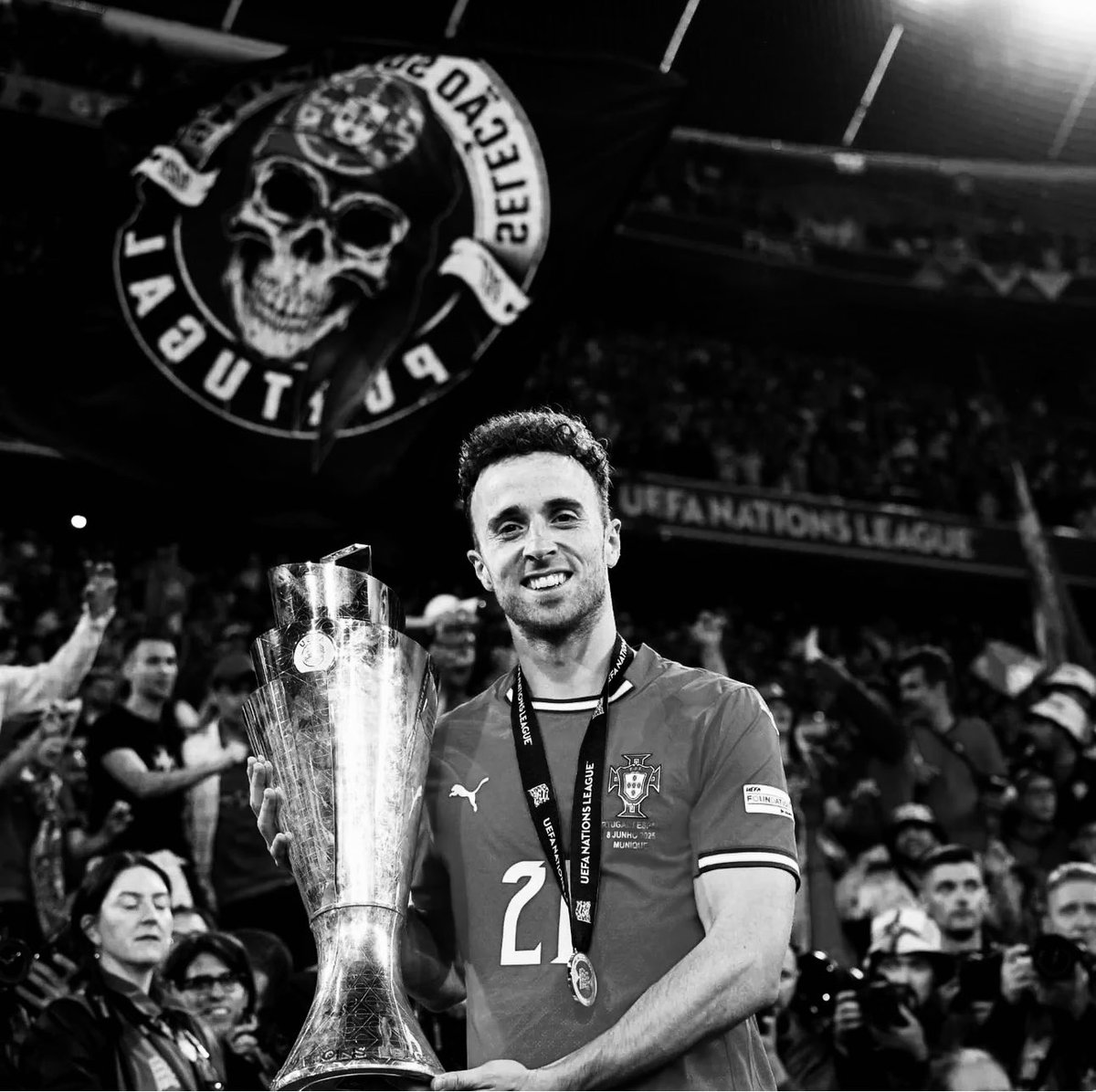GilVicente_fc's tweet photo. O GVFC lamenta profundamente o trágico falecimento de Diogo Jota e André Silva.
Neste momento de perda e imensa dor, o Gil Vicente FC envia as mais sentidas condolências aos familiares, amigos e companheiros de balneário, assim como aos clubes que ambos tão bem representavam. https://t.co/RUbgqJhUcD