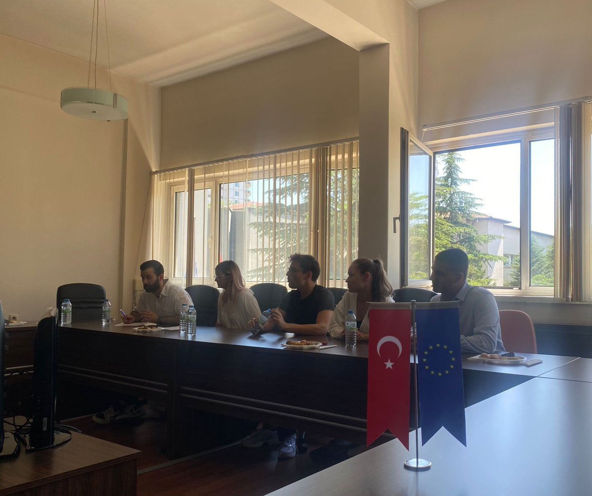 Romanya’nın Ankara Büyükelçiliği’nden Kültür Ateşesi Ramona Maria Carteleanu, Ankara Üniversitesi Romen Dili ve Edebiyatı Bölümü Öğretim Görevlisi Alina Iftime ve Romanya’dan üniversitemize gelen Erasmus öğrencileriyle birlikte kurumumuzda keyifli bir buluşma gerçekleştirdik.🇹🇷🇷🇴