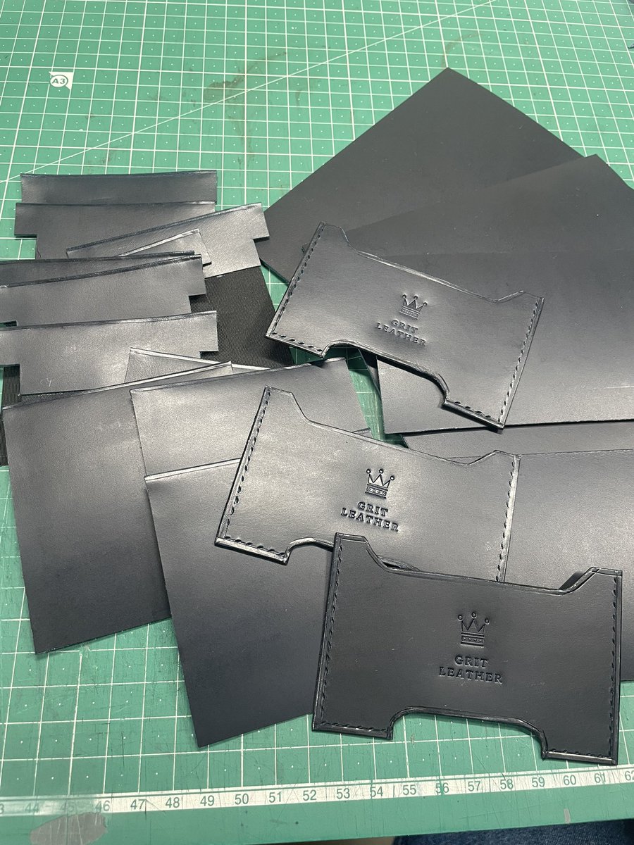 grit_leather's tweet photo. フラグメントケースの各パーツが仕上がりました🤗
ブッテーロのネイビーは見る環境によって黒っぽく見えたり、青みが強まったりと見る度に違う表情に見えるのも楽しいです😊

#GRITLEATHER
#グリットレザー
#フラグメントケース
#ブッテーロ https://t.co/s4KWpHa3XJ