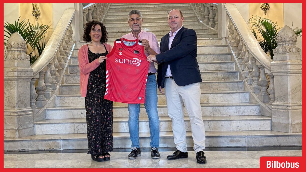 🏀 Gaur goizean, <a href="/bilbaobasket/">Surne Bilbao Basket 😎</a>-en jokalariek sinatutako kamiseta eman zaio Bilbobusek antolatutako zozketaren irabazlearen familiari!
🎽 Kamiseta Nora Abete García, Bilboko Udaleko Alkateorde eta Mugikortasun eta Jasangarritasunerako Zinegotziak, eta Antonio García Borbolla,