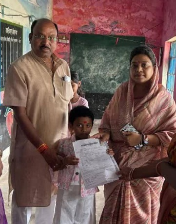 शहडोल सांसद श्रीमती हिमाद्री सिंह ने अपनी बेटी का एडमिशन शासकीय विद्यालय में कराया    

स्कूल शिक्षा मंत्री श्री <a href="/udaypratapmp/">Uday Pratap Singh</a> ने सांसद श्रीमती हिमाद्री सिंह के इस निर्णय की सराहना की। 

   RM : shorturl.at/lzau9

<a href="/DrMohanYadav51/">Dr Mohan Yadav</a>
<a href="/CMMadhyaPradesh/">Chief Minister, MP</a>
<a href="/JansamparkMP/">Jansampark MP</a>
<a href="/proshahdol/">Pro JS Shahdol</a>