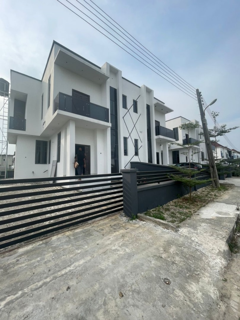 NeluRealtor's tweet photo. THREE BEDROOM SEMI DETACHED DUPLEX FOR SALE!!!. 

LOCATION:📍Amity estate Fidiso AJAH lekki Lagos

PRICE: 🏷75M (FINISHED) 
  68M (SEMI FINISHED). 

FEATURES:
Brand new
All room Ensuite
3 Bedroom
Family Lounge
Fitted Kitchen
Boy’s Quarter
Walk-in Shower
Wardrobes
Double Balcony https://t.co/Dg6sBmTZQb