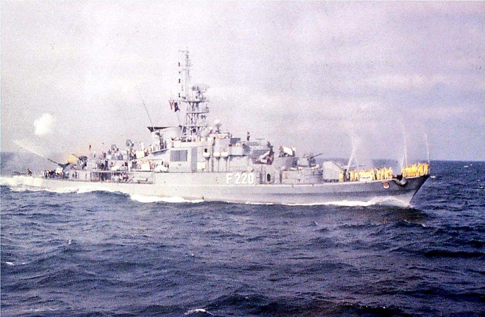 FlMichele69's tweet photo. Frigates
FF #FGSKöln F220 (1961-1982)
Type 120/Köln Class
📷 #HMCSMargaree DDH230 @NATO_MARCOM Exercise 1977
@deutschemarine 🇩🇪 https://t.co/iuRzolEEVg